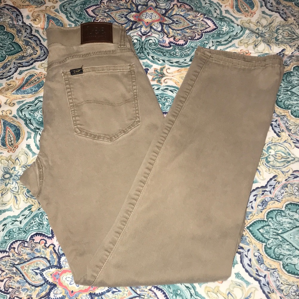 Men’s 33/34 lees extreme motion khakis stretchy